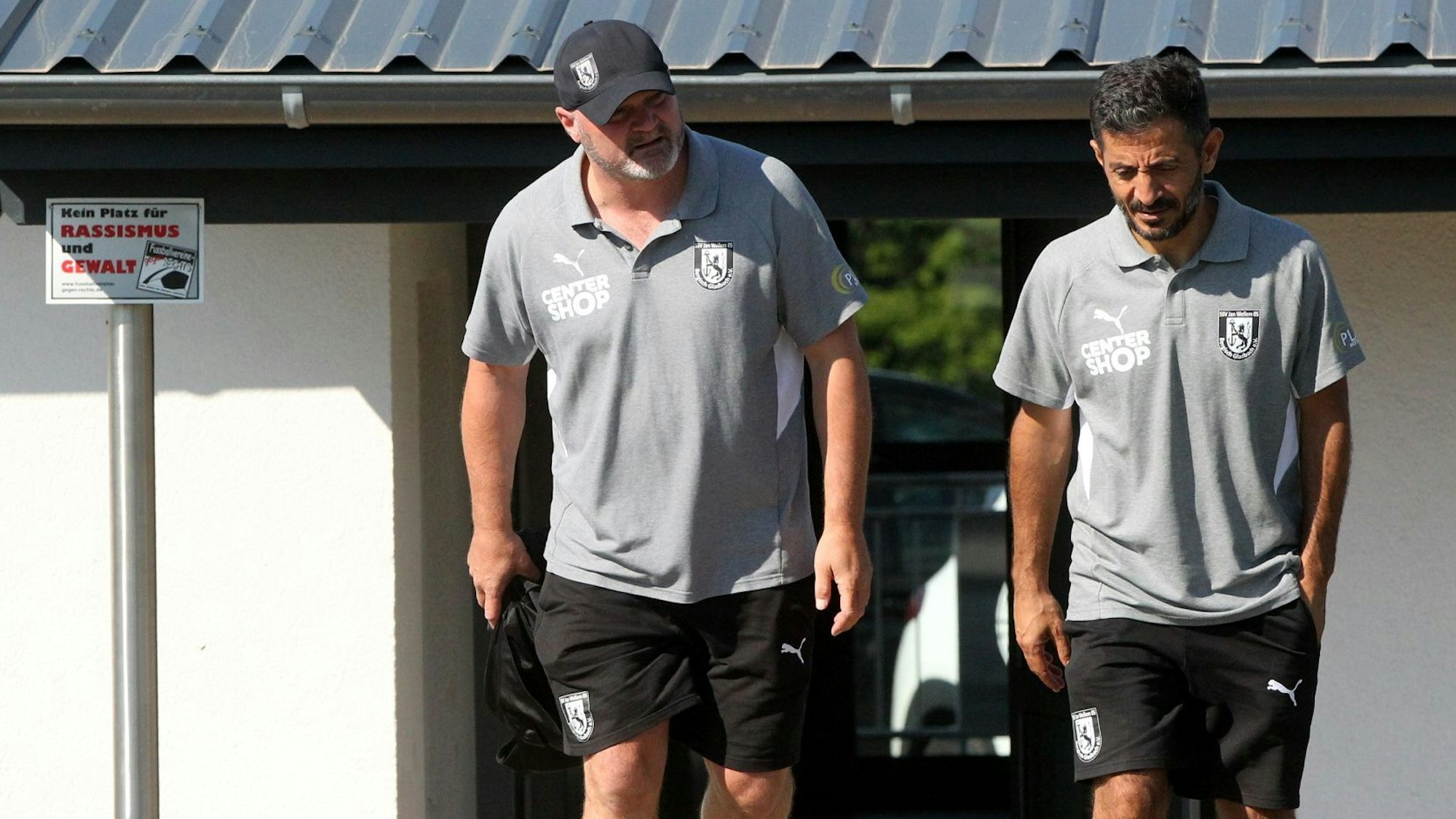 Alexander Voigt und sein Co-Trainer kommen aus der Kabine.