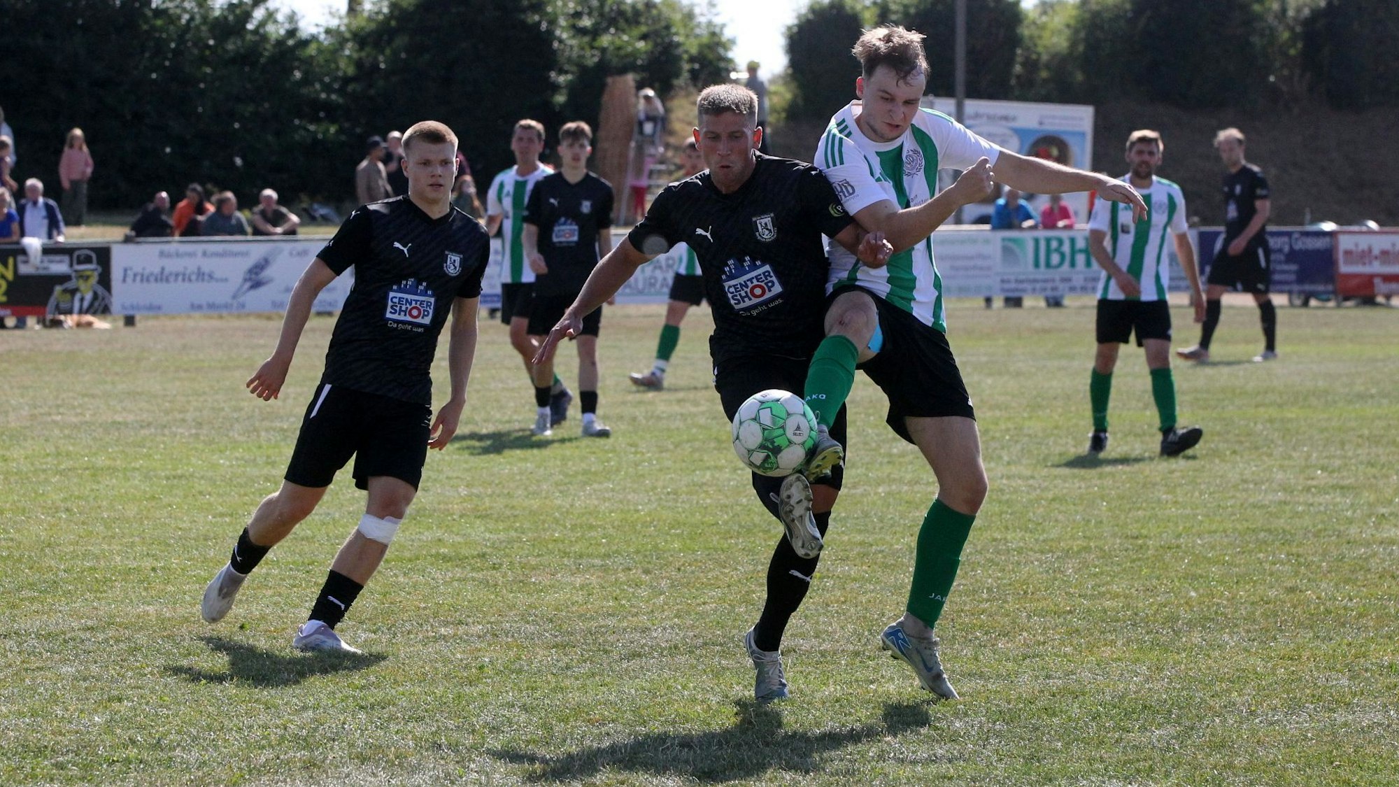 Zwei Fußballer im Zweikampf.