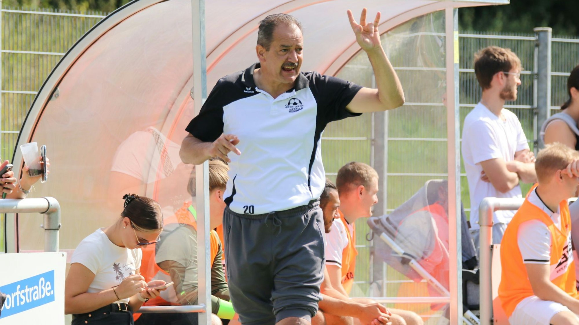 Dirk Scheer hält drei Finger in die Höhe.