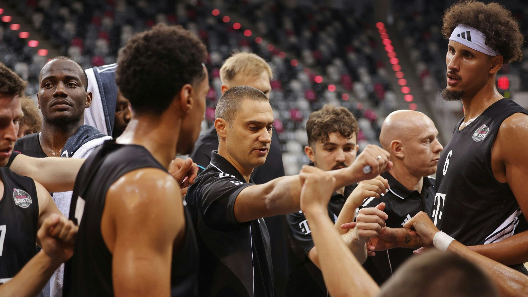 Gegen den belgischen Erstligisten Spirou Basket Charleroi setzten sich die Telekom Baskets Bonn mit 100:66 durch (28:17, 16:18, 31:11, 25:20).