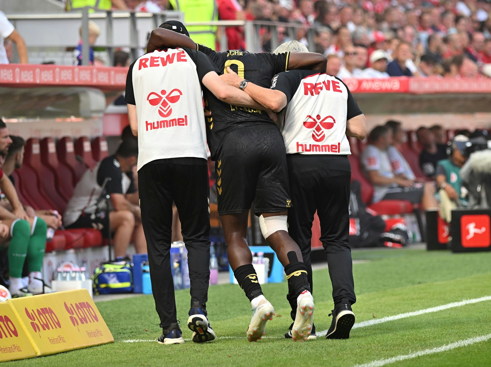 Ragnar Ache (M, 1. FC Köln) wird verletzt vom Platz gebracht.