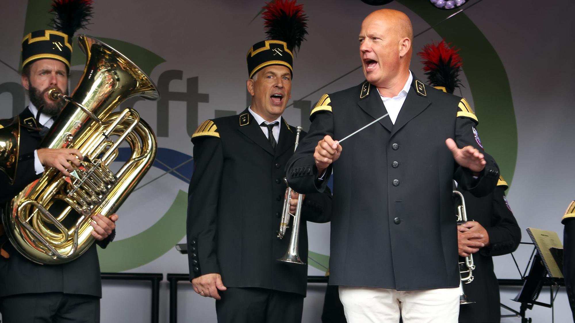 Landrat Frank Rock bewies 2025 beim Jubiläumsfest des Rhein-Erft-Kreises als Sänger und Dirigent der Hürther Bergmannskapelle beachtliches musikalisches Talent.