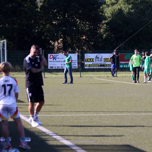 Die Sötenicher jubeln nach der 4:3-Führung. Im Vordergrund ist unscharf Dahlems Trainer Christian Hammes zu erkennen, der sich am Kopf kratzt.