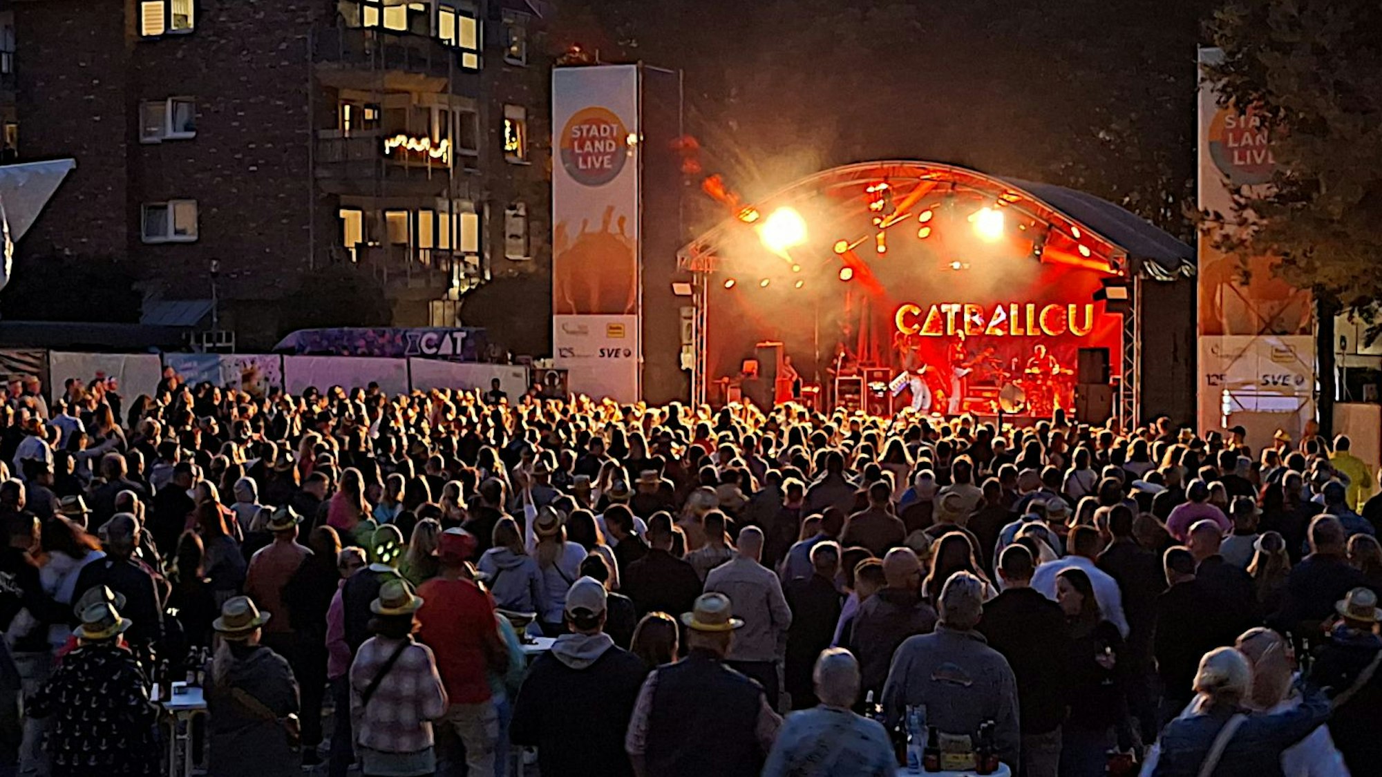 Das Bild zeigt das Publikum während des Auftritts von Cat Ballou in Euskirchen.