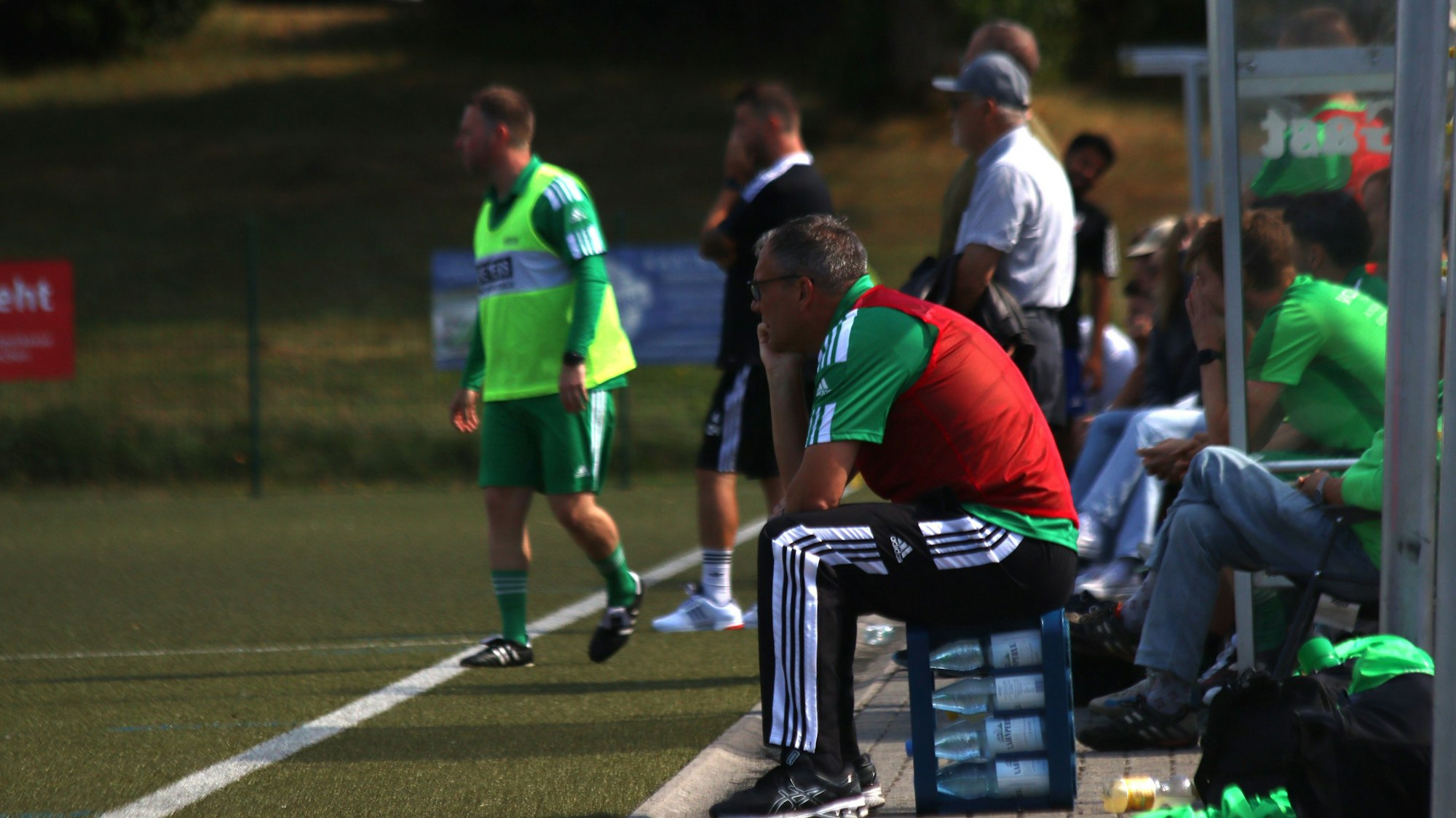 Sötenichs Cheftrainer Markus Sabel hat es sich auf einem hochkant gestellten Wasserkasten bequem gemacht.