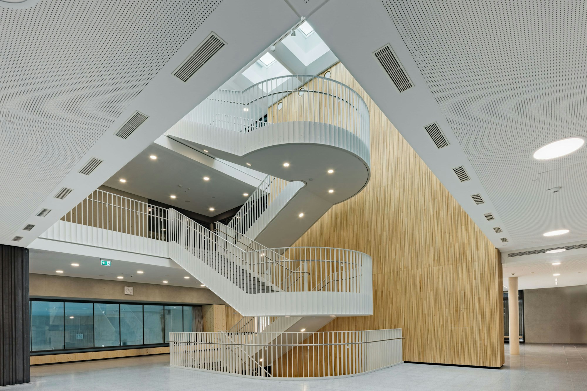 Eine geschwungene Treppe über mehrere Etagen.