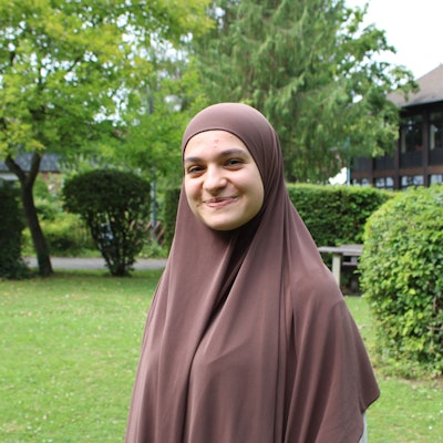 Fatima Ghazal Habbal ist vor 10 Jahren aus Syrien geflohen. Heute hat die 19-jährige in Niederkassel ihr Abitur abgeschlossen und möchte Medizin studieren.