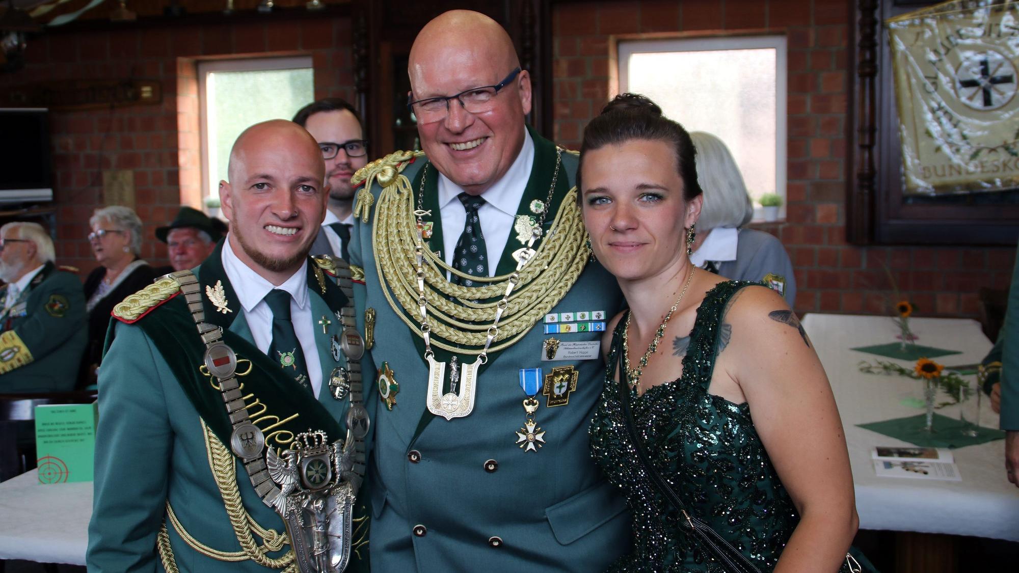 Bundesschützenmeister Robert Hoppe gratulierte dem Bundeskönigspaar Björn Karow und Monika Arnold.zu dem gelungenen Fest.