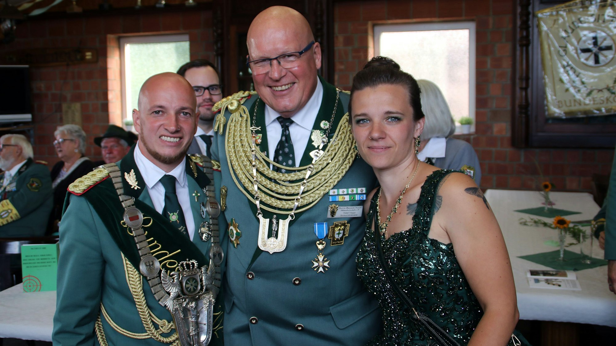 Bundesschützenmeister Robert Hoppe gratulierte dem Bundeskönigspaar Björn Karow und Monika Arnold.zu dem gelungenen Fest.