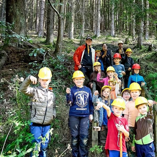 Das Bild zeigt die Gruppe im Wald während der Ferienfreizeit.