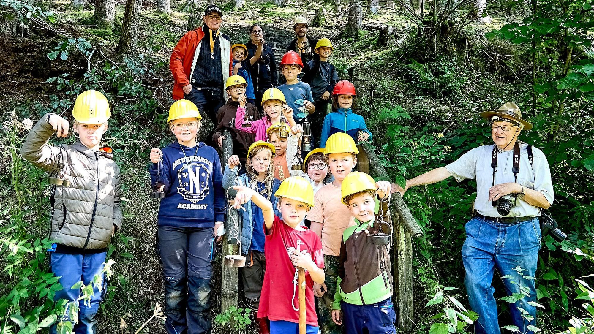 Das Bild zeigt die Gruppe im Wald während der Ferienfreizeit.