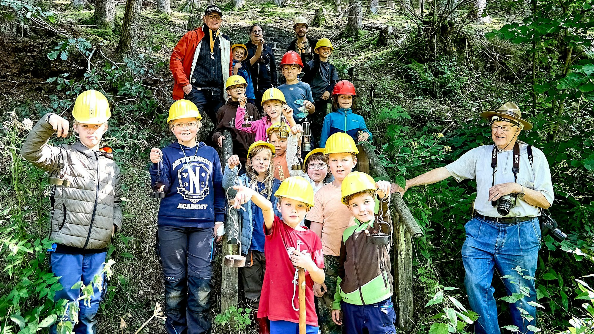 Das Bild zeigt die Gruppe im Wald während der Ferienfreizeit.