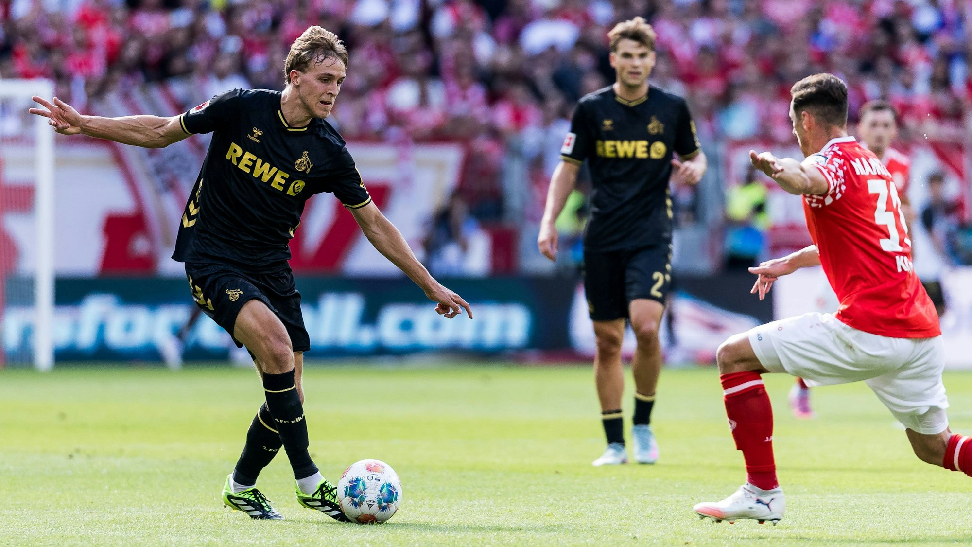 Eine Bank in der FC-Defensive: Timo Hübers (l.).