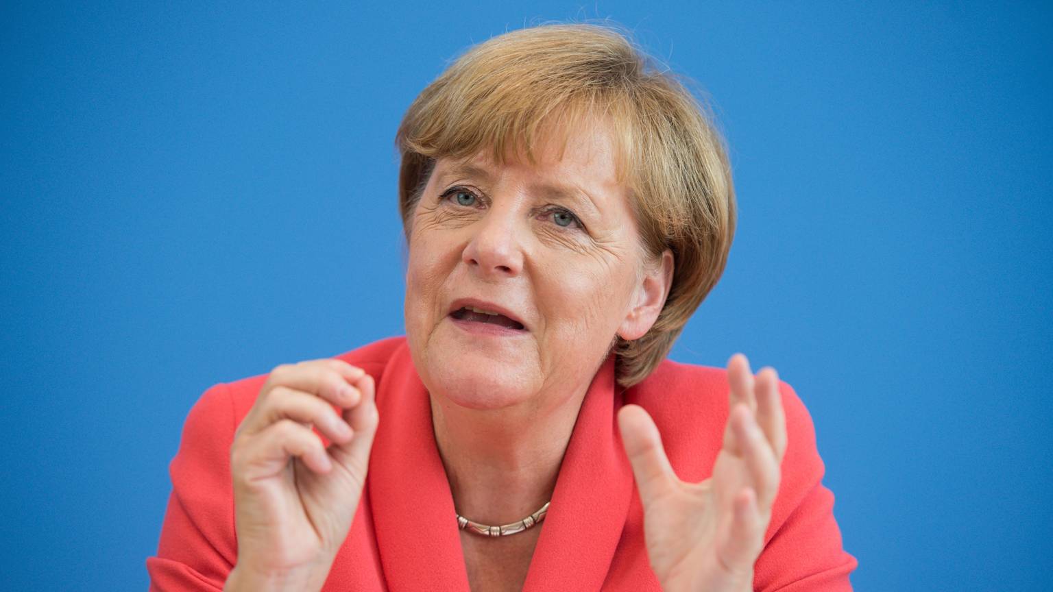 ARCHIV - 31.08.2015, Berlin: Bundeskanzlerin Angela Merkel (CDU) äußert sich am 31. August in der traditionellen Sommer-Pressekonferenz in Berlin. Bei dieser Gelegenheit sagt sie ihr berühmtes «Wir schaffen das». (zu dpa: «Zehn Jahre Streit um drei Worte – «Wir schaffen das»») Foto: Bernd von Jutrczenka/dpa +++ dpa-Bildfunk +++