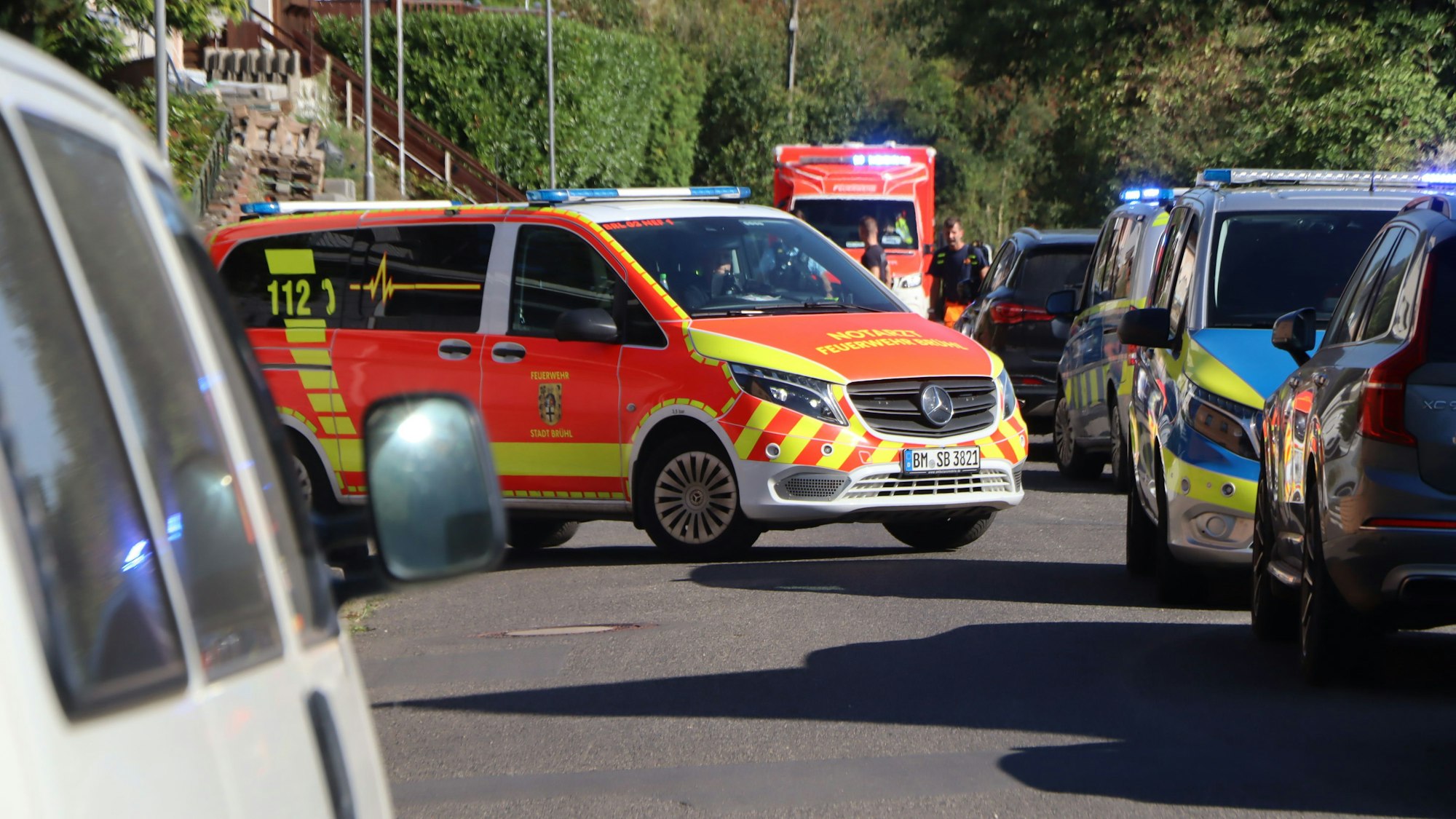 Das Foto zeigt Einsatzfahrzeuge und Einsatzkräfte von Feuerwehr und Polizei am Unfallort.