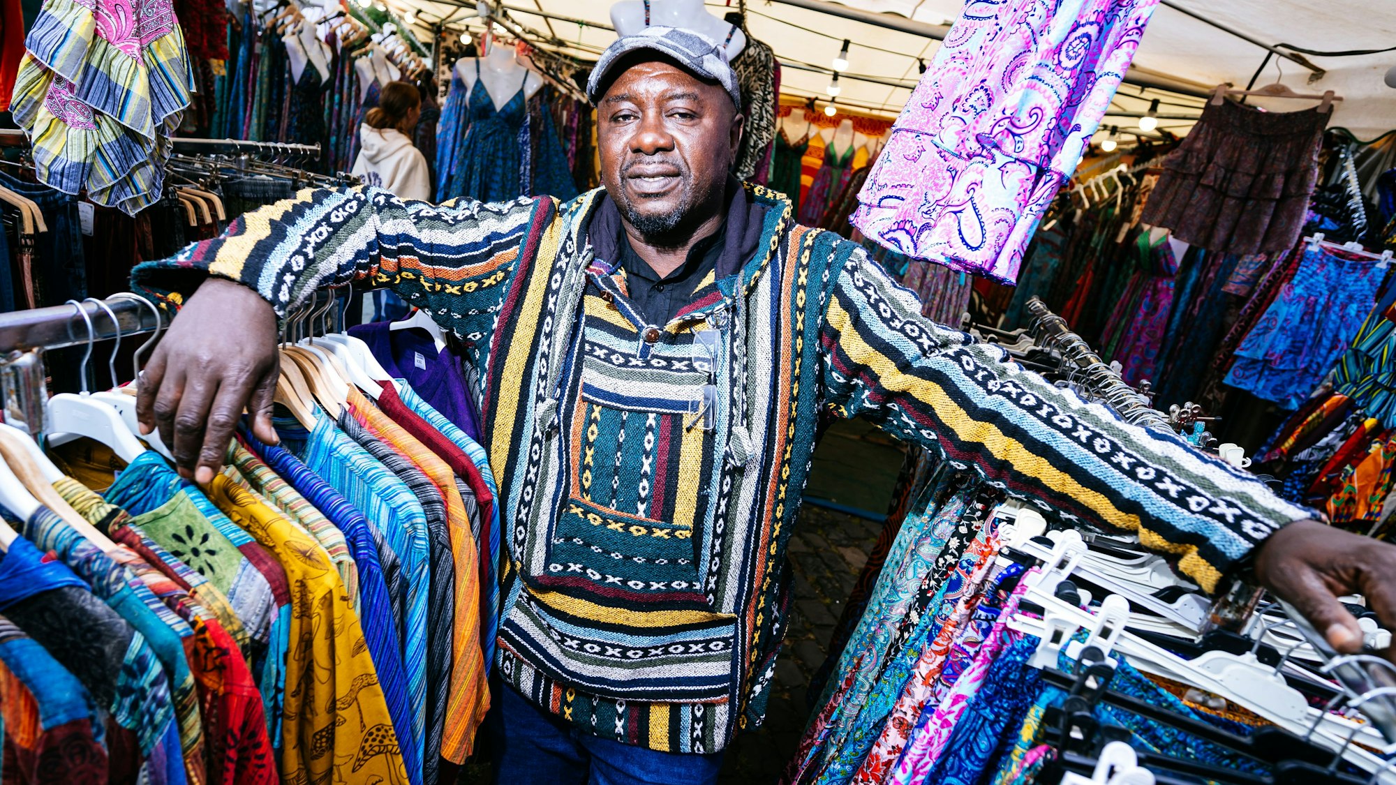 Ein Händler präsentiert seine Kleidung.