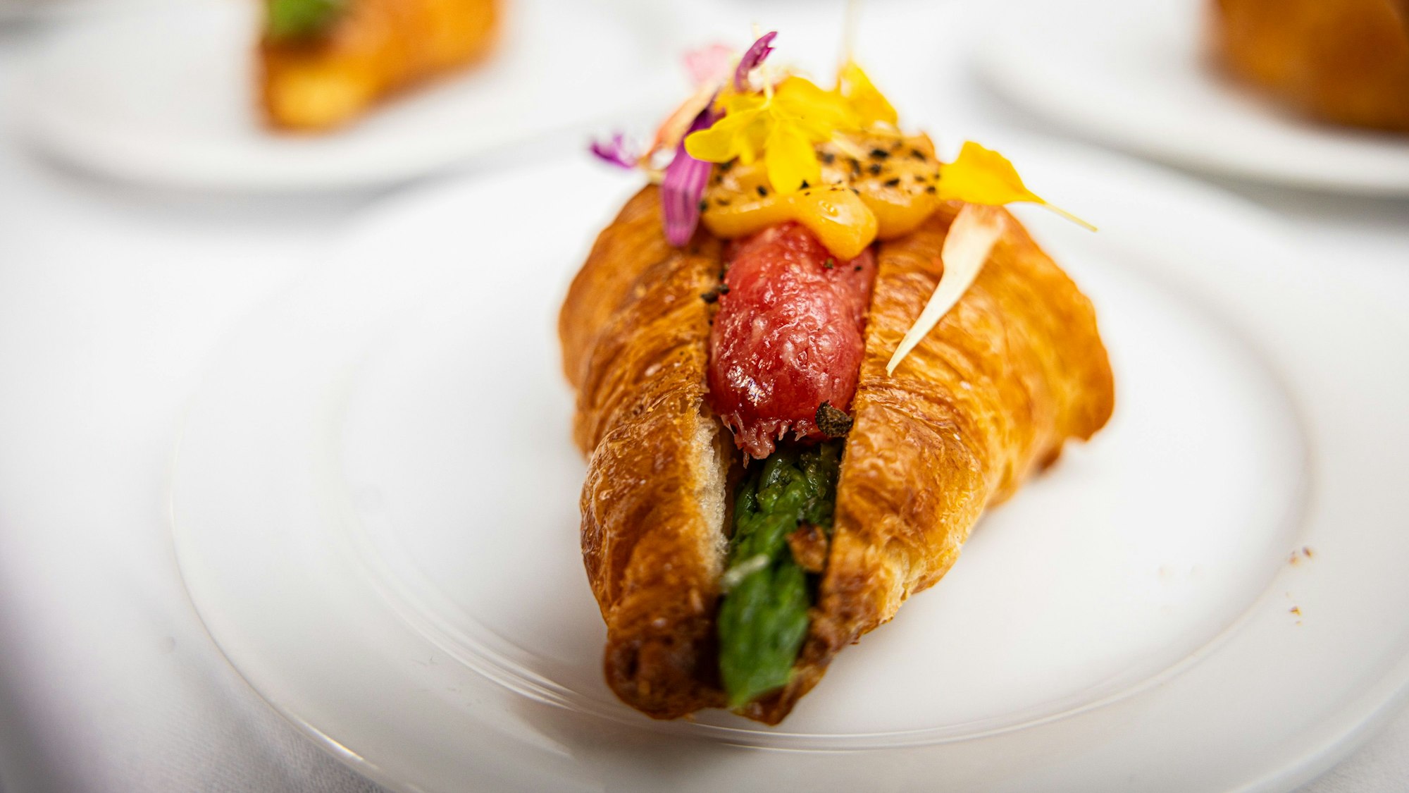 Croissant, gefüllt mit grünem Spargel und Rindertatar.