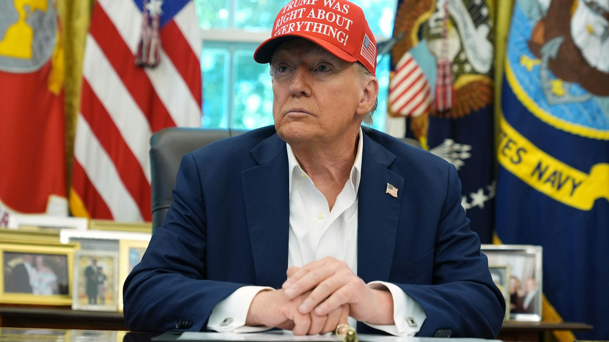 22.08.2025, USA, Washington: US-Präsident Donald Trump spricht mit Reportern im Oval Office des Weißen Hauses. Foto: Jacquelyn Martin/AP/dpa +++ dpa-Bildfunk +++