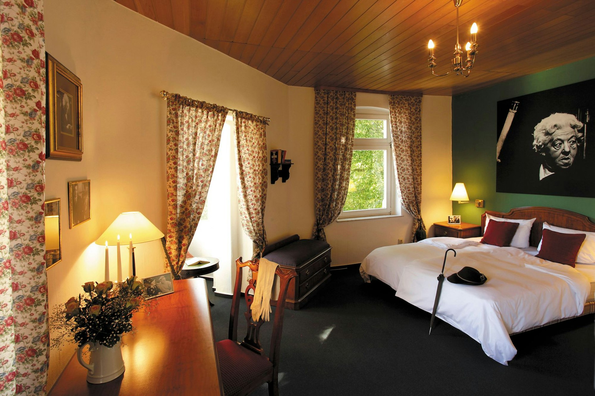 Träumen unter einem Miss Marple-Porträt der Schauspielerin Margaret Rutherford im Agatha Christie-Zimmer im Krimihotel Hillesheim.
