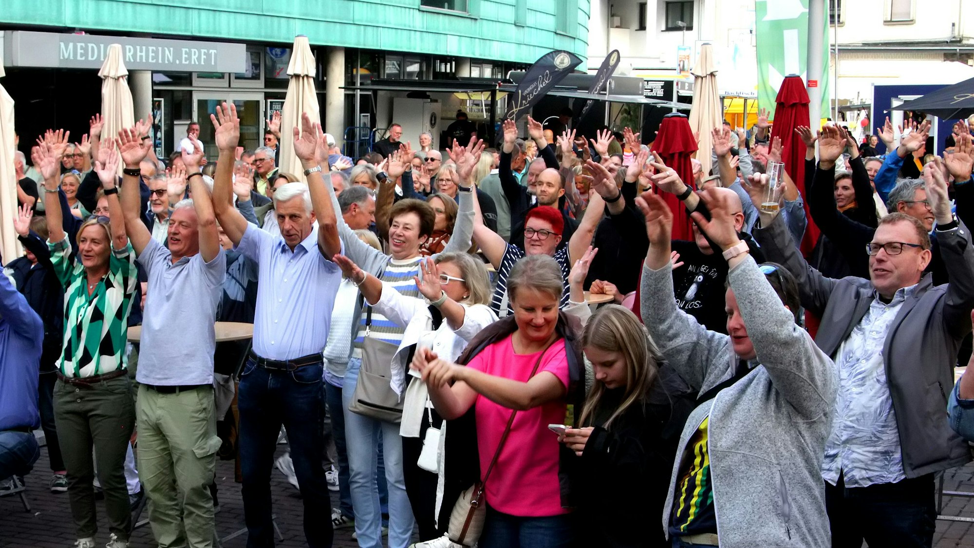 Zu sehen sind viele feiernde Menschen.