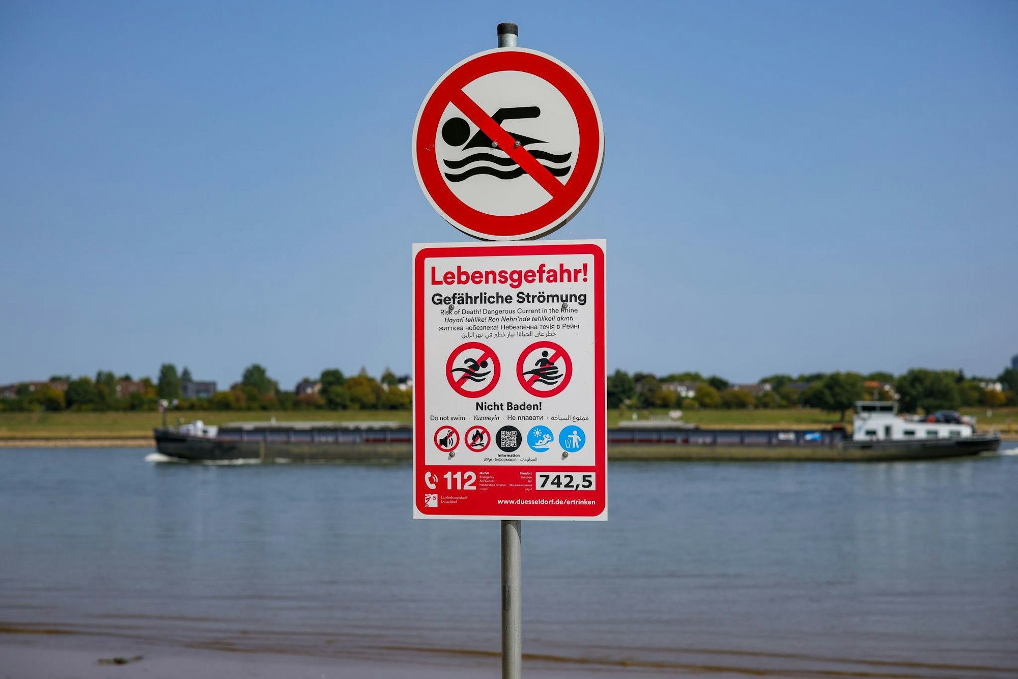 Nach einer Häufung tödlicher Badeunfälle im Rhein erlassen immer mehr Städte Badeverbote für den Fluss. (Archivfoto)