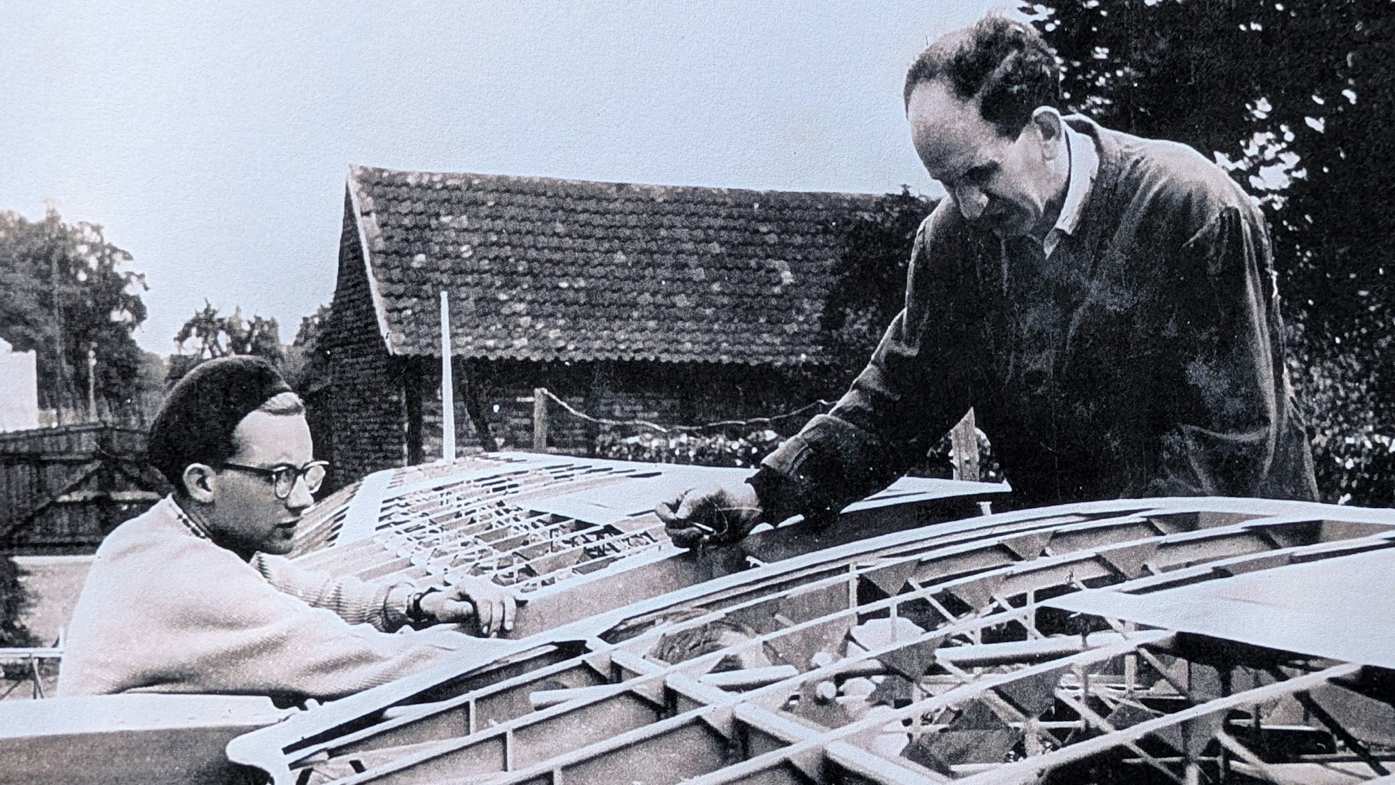Heinz-Georg Linden (links) und Gerhard Schaden bei der Rohbaumontage des Doppelraab V 1955 in Bornheim.