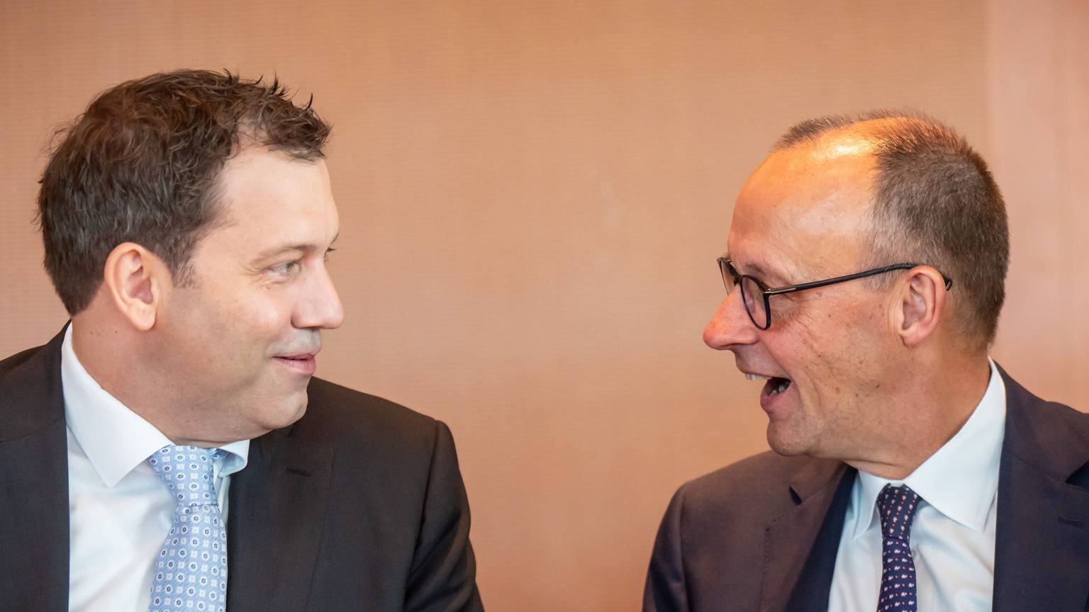 Die Stimmung soll wieder besser werden: Bundeskanzler Friedrich Merz (CDU, r) und Finanzminister Lars Klingbeil (SPD). dpa