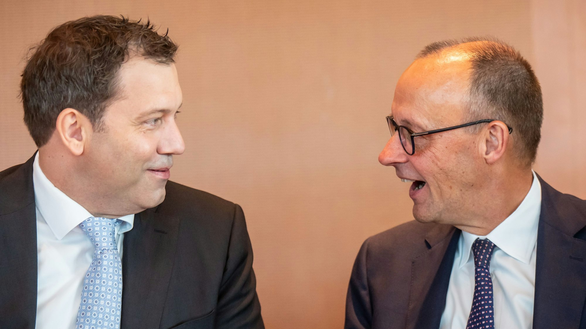 Die Stimmung soll wieder besser werden: Bundeskanzler Friedrich Merz (CDU, r) und Finanzminister Lars Klingbeil (SPD). dpa
