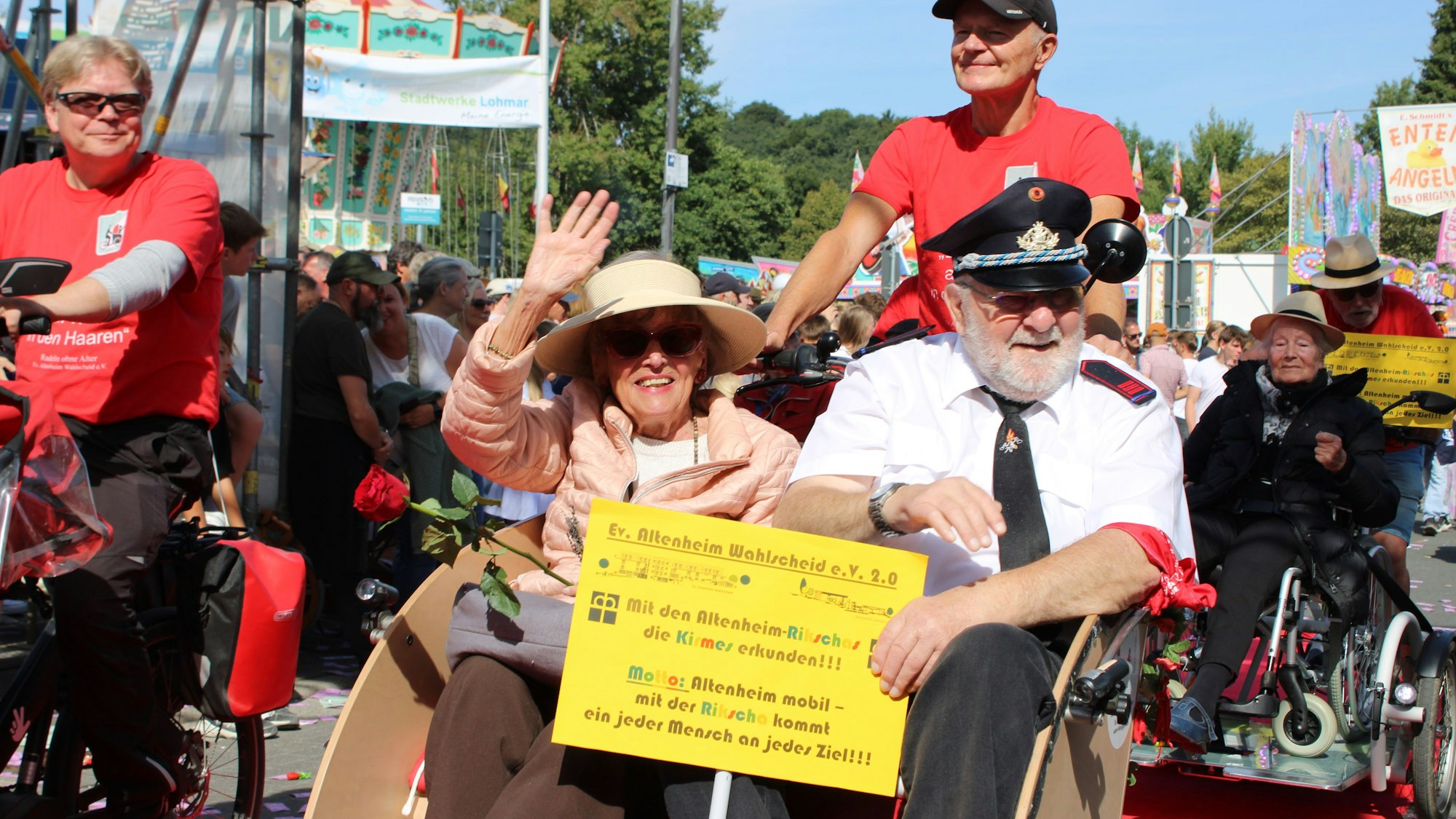 Seniorinnen und Senioren vom evangelischen Altenheim Wahlscheid fahren auf Rikschas mit.