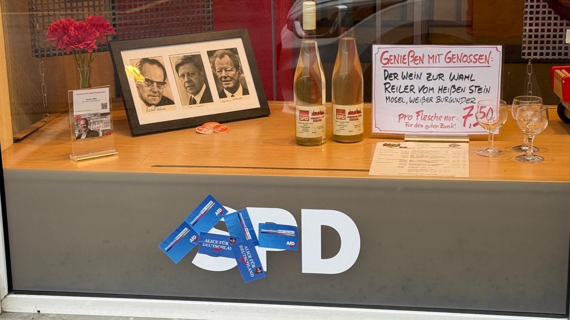 In der Nacht zu Samstag machten sich Sympathisanten der AfD am Bürgertreff der SPD an der Montanusstraße zu schaffen.