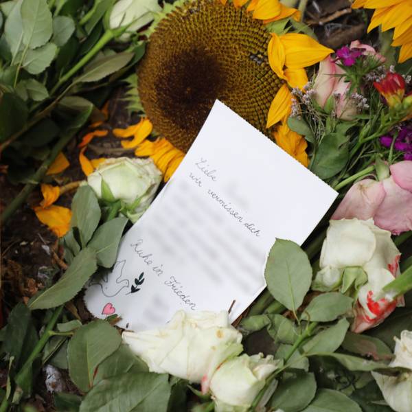 Einen Brief an eine der vier Verstorbenen liegt an der Unfallstelle im Dürschtal bei Kürten-Dürscheid.