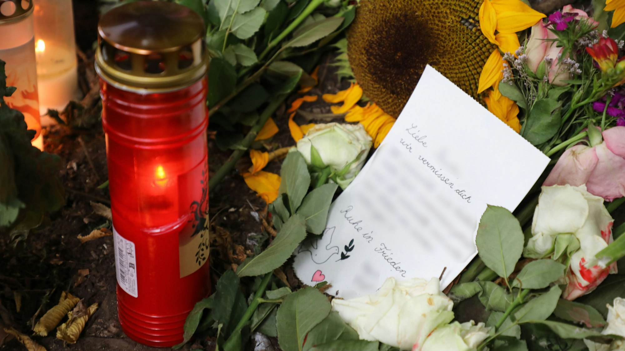 Einen Brief an eine der vier Verstorbenen liegt an der Unfallstelle im Dürschtal  bei Kürten-Dürscheid.