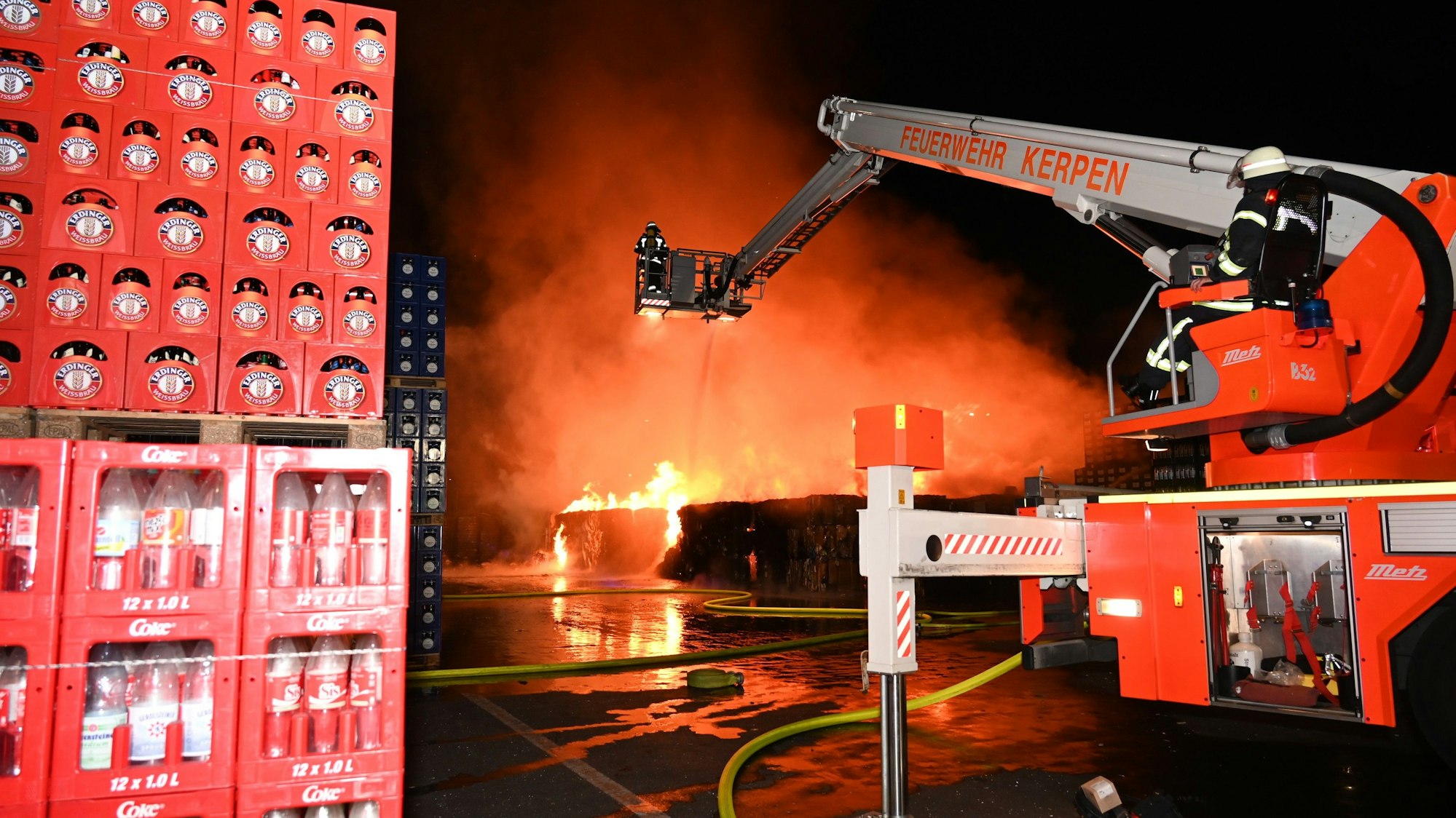Die Feuerwehr war mit einem Großaufgebot vor Ort und hat das Feuer gelöscht. Verletzte gab es laut Feuerwehr nicht.