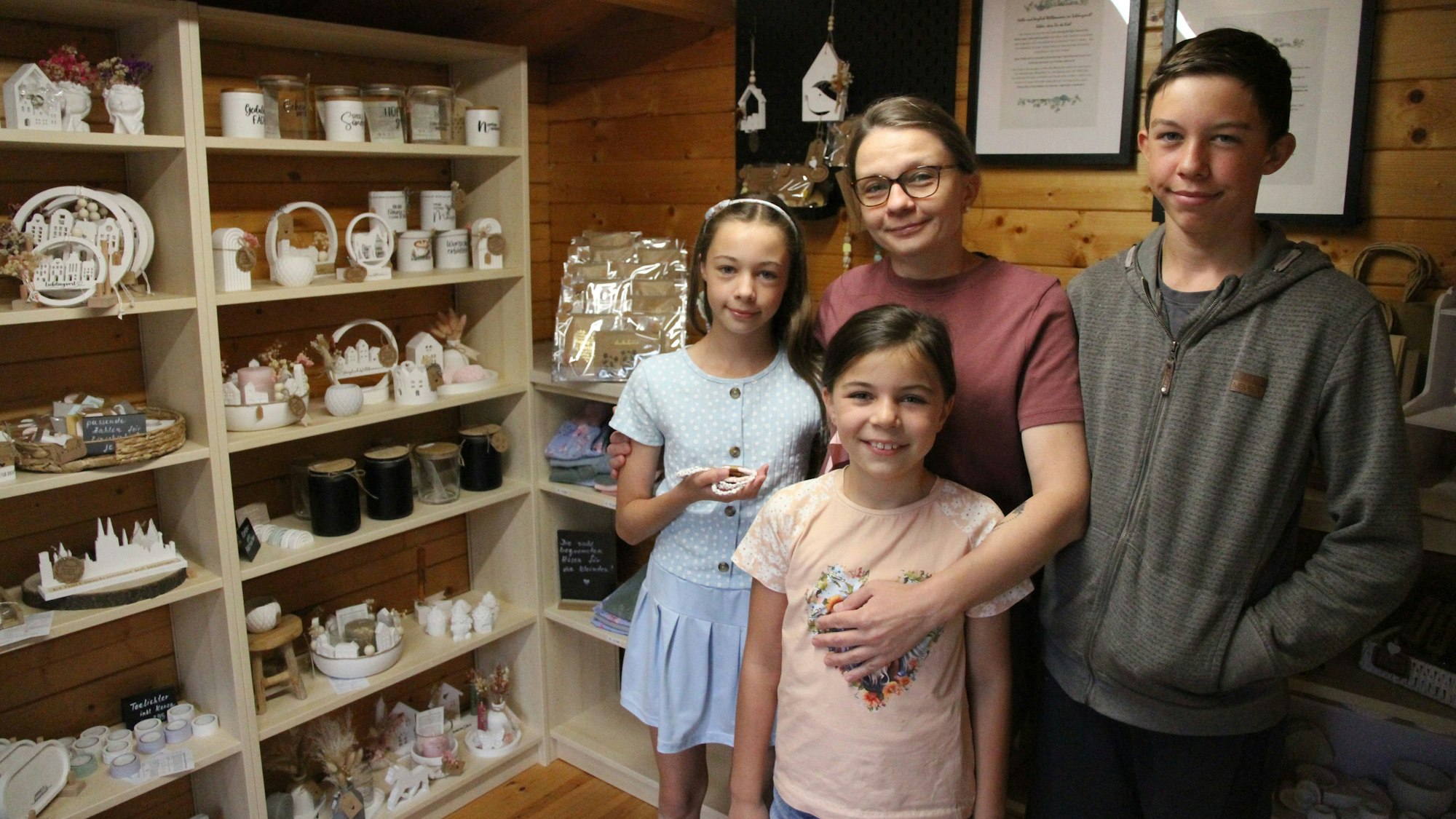 Verkaufshäuschen für Geschenkartikel "Schönigreich" in Siegburg-Stallberg, von links: Lina, Sofia, Olga und Mark Mollecker