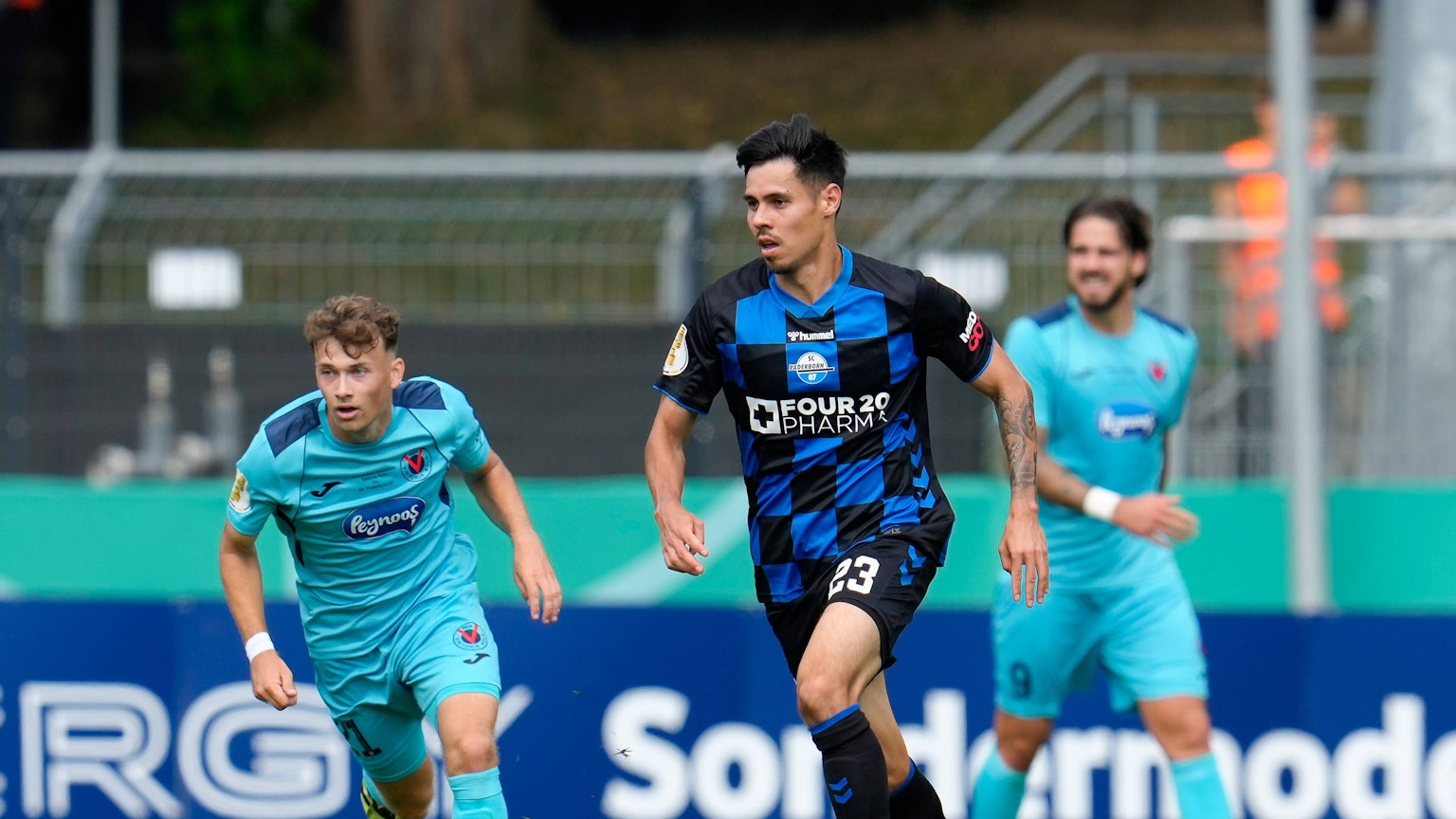 Raphael Obermair (vorne r.) im Trikot des SC Paderborn im DFB-Pokalspiel bei Viktoria Köln.