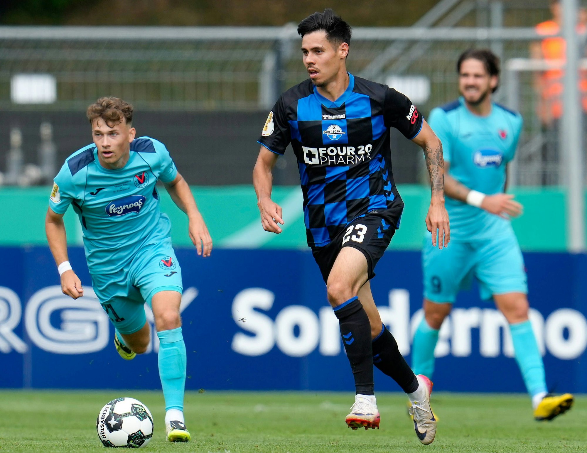 Raphael Obermair (vorne r.) im Trikot des SC Paderborn im DFB-Pokalspiel bei Viktoria Köln.