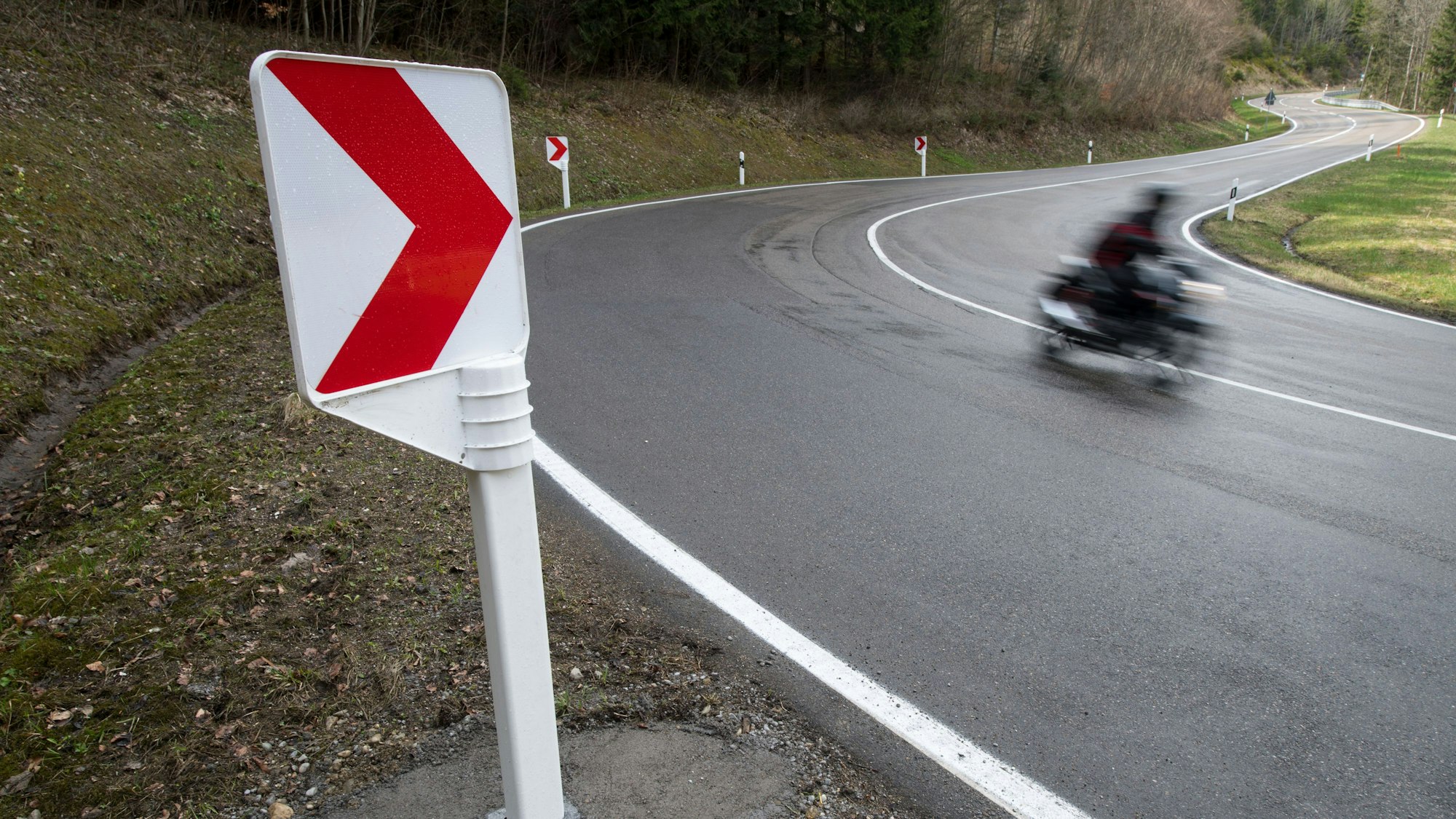 Auf einer kurvigen Landstraße verursachte Mareile Ventur am Nikolaustag 1971 einen tödlichen Unfall.