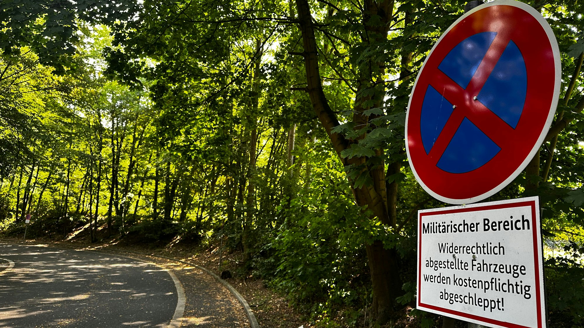 Halteverbot an MAD Kaserne in Köln.