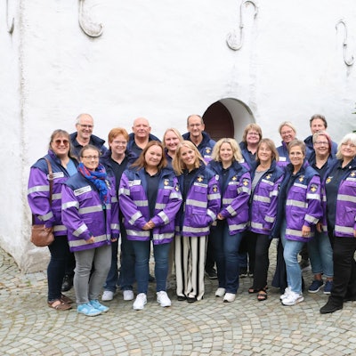 Gruppenfoto mit den neuen Notfallseelsorgerinnen und -seelsorgern sowie Vertretern der Organisation und der Kirchen.