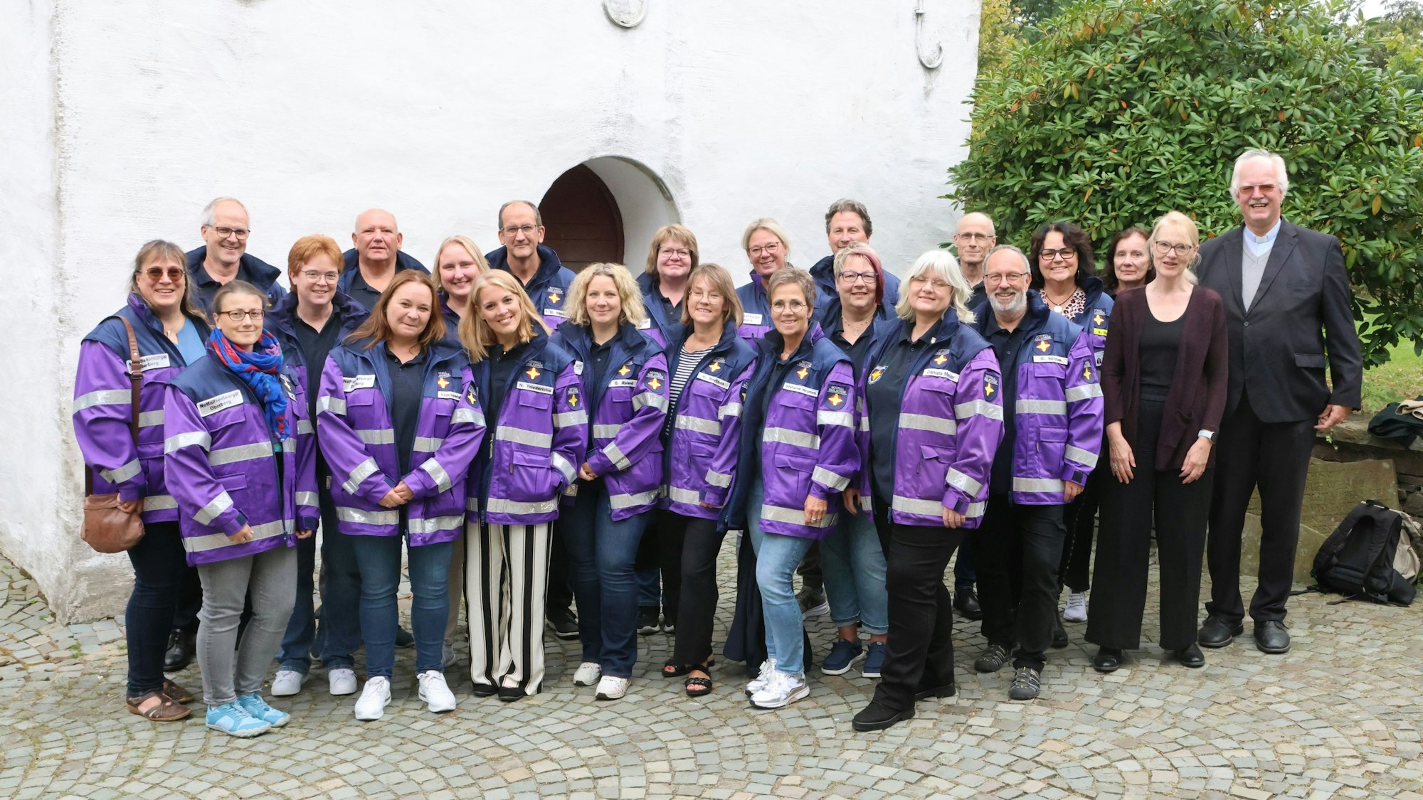 Gruppenfoto mit den neuen Notfallseelsorgerinnen und -seelsorgern sowie Vertretern der Organisation und der Kirchen.