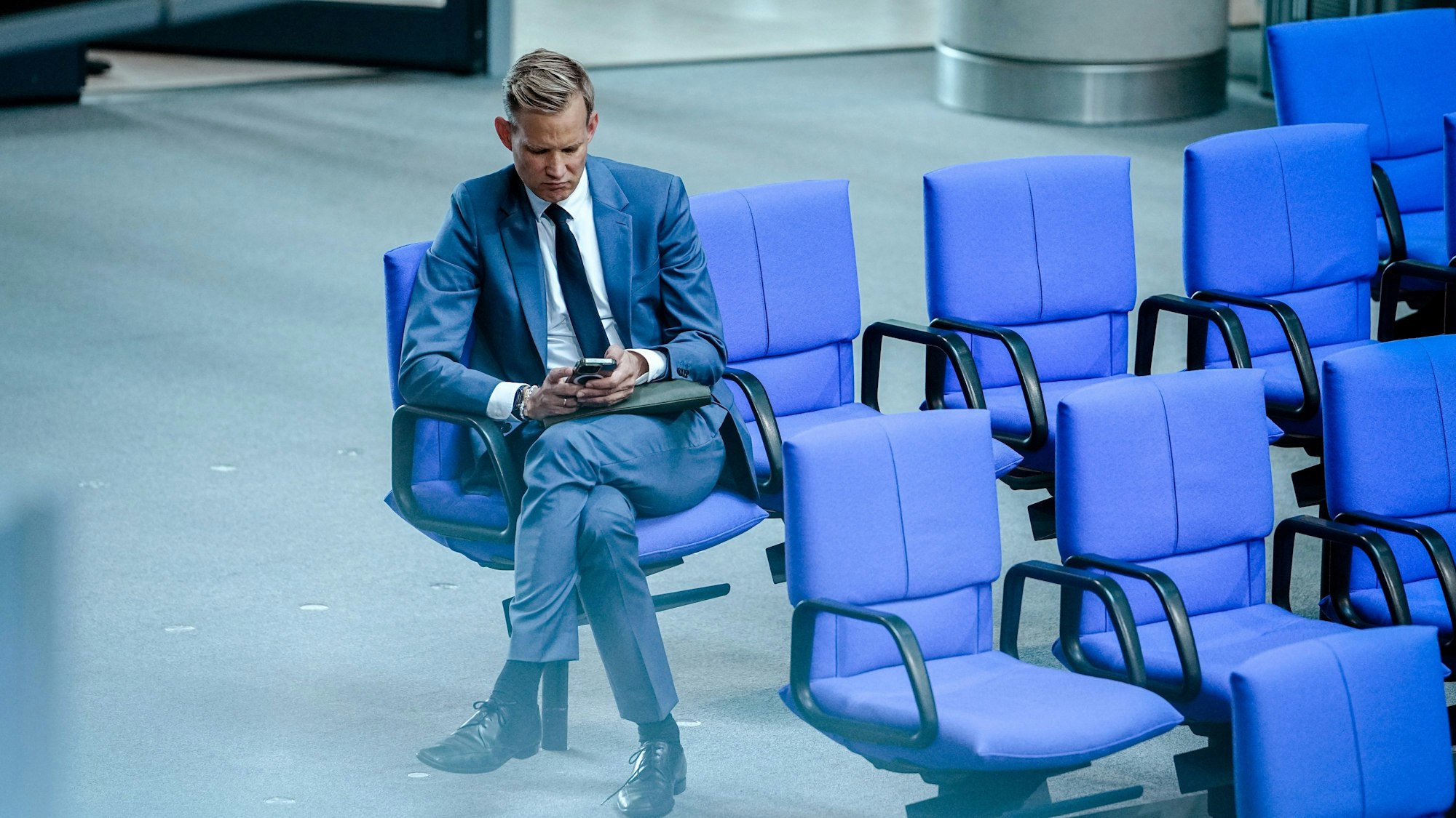Hendrik Streeck (CDU), Drogenbeauftragter der Bundesregierung, nimmt an der Generaldebatte zum Haushalt im Plenum des Bundestags teil. (Archivbild)