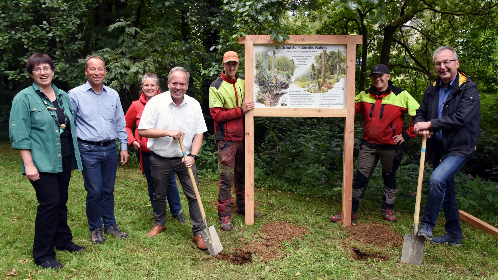 Vorstellung des neuen Leader-Projektes an der Grillhütte Windfus zum Beginn des Waldlehrpfades am Forsthausweg in Reichshof-Windfus. Titel: „Wandern, Rasten und Spielen im Puhlbruch“. Mit den Projektvertretern Heike Brand (Leader) und Thomas Weber (Wald und Holz NRW), Barbara Schneider (Vorstand Waldjugend NRW), Frank Herhaus (Dezernent Regionalentwicklung beim Oberbergischen Kreis und Vorsitzender der Leader-Region) sowie Kreisdirektor Klaus Grootens und Rüdiger Gennies als Bürgermeister von Reichshof beim ersten Einsetzen einer Infowand.
