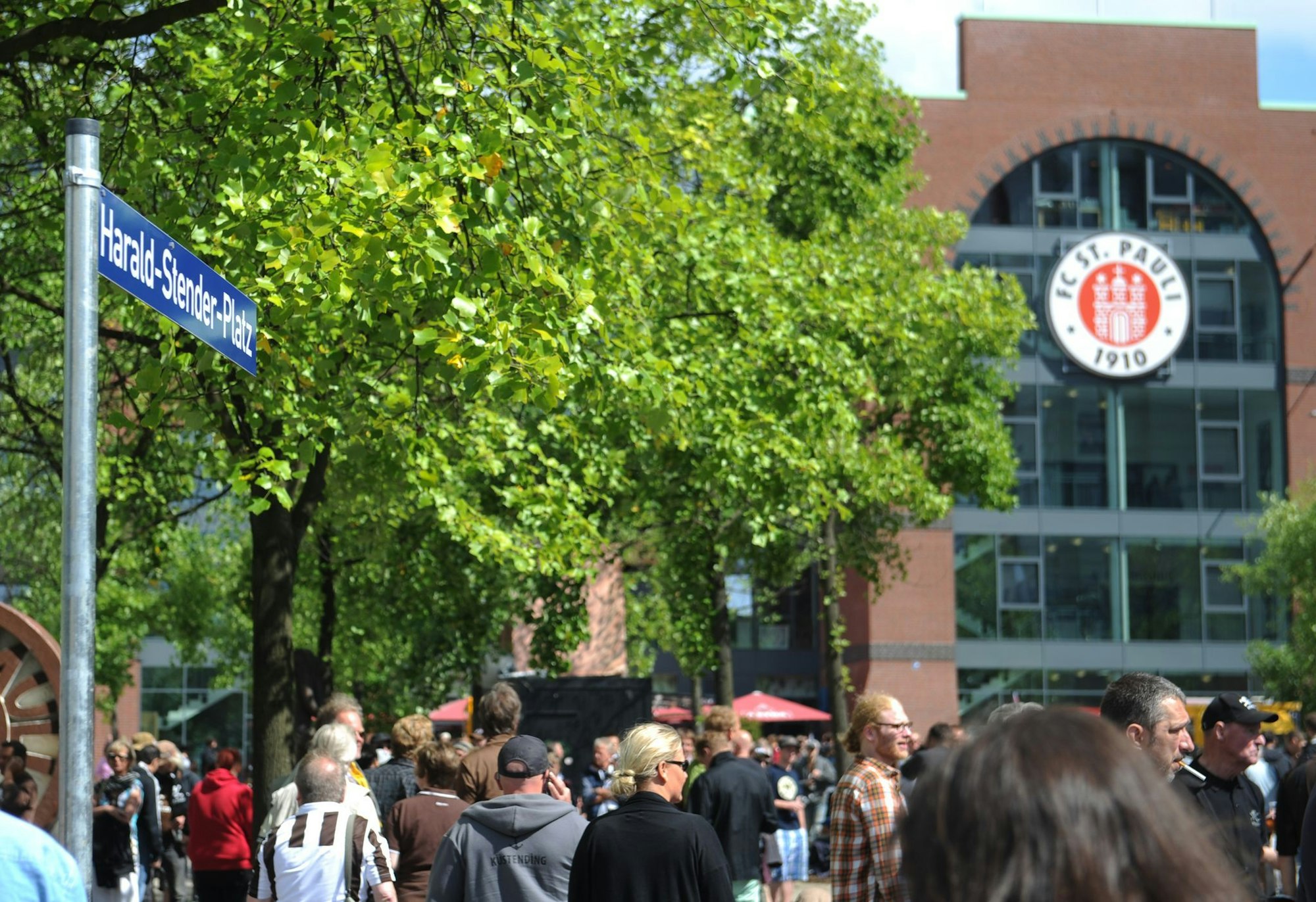 Nach dem Bundesligaspiel FC St. Pauli gegen Borussia Dortmund kam es auf dem Vorplatz des Millerntorstadions zu einer Auseinandersetzung. (Archivfoto)