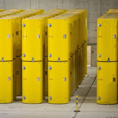 In der östlichen Lagerhalle im Zwischenlager Ahaus stehen hochradioaktive gelbe CASTOR-Behälter vom Typ THTR, die aus Atomkraftwerken zwischengelagert werden. (Archivbild)