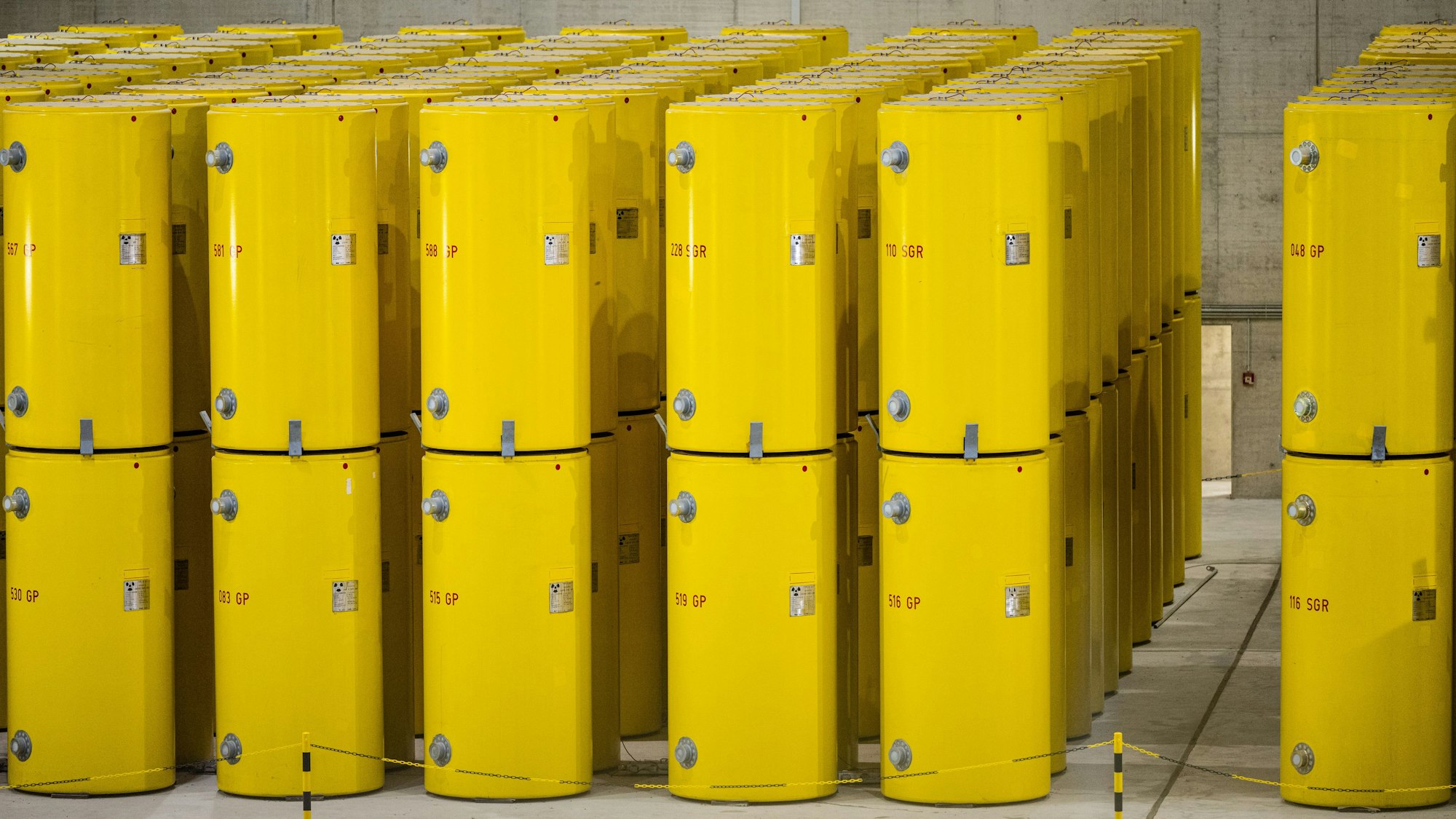 In der östlichen Lagerhalle im Zwischenlager Ahaus stehen hochradioaktive gelbe CASTOR-Behälter vom Typ THTR, die aus Atomkraftwerken zwischengelagert werden. (Archivbild)