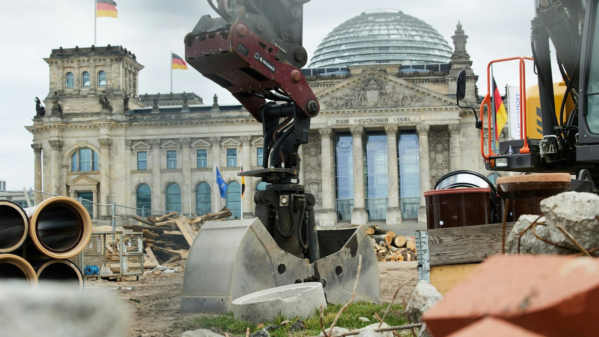 Eine Baustelle vor dem Reichstagsgebäude in Berlin. (Archivbild)