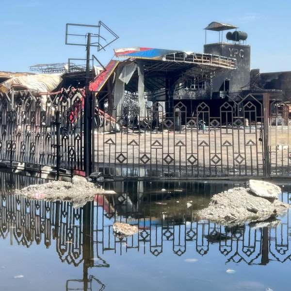 Stark beschädigt ist ein Treibstofflager einen Tag nach israelischen Luftangriffen. Die israelische Luftwaffe hatte einen massiven Angriff gegen mutmaßliche Ziele der Huthi-Miliz im Jemen geflogen.