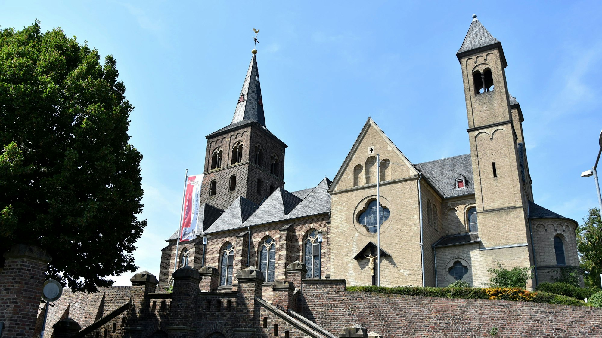 Zu sehen ist die Kirche St. Remigius.