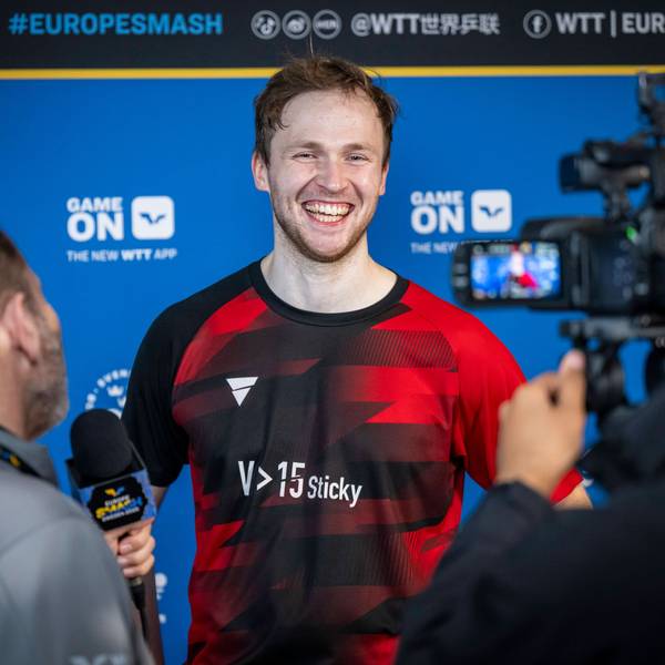 Benedikt Duda lacht bei der Pressekonferenz in die Kamera.