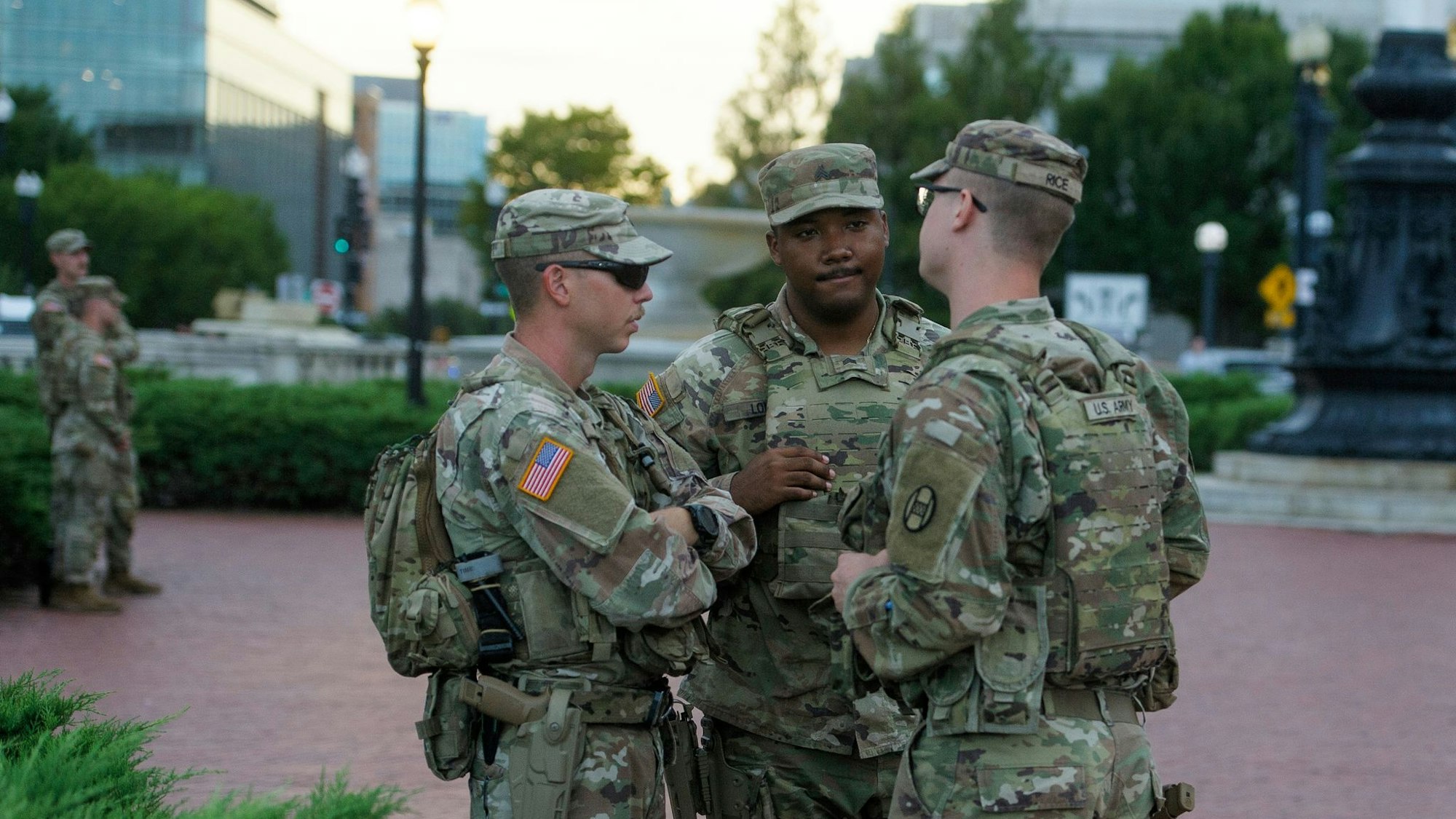 Nationalgardisten tragen nun auch Waffen in Washington.